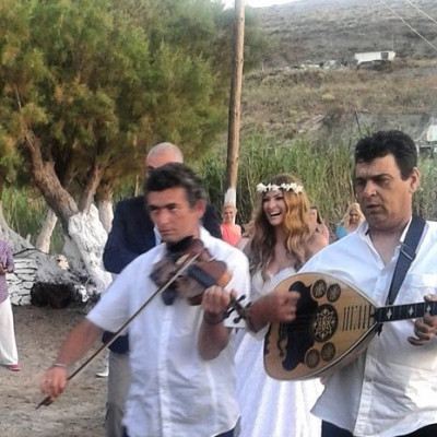 Συμβαίνει τώρα: Νέες φωτό από τον γάμο της Δέσποινας Καμπούρη!