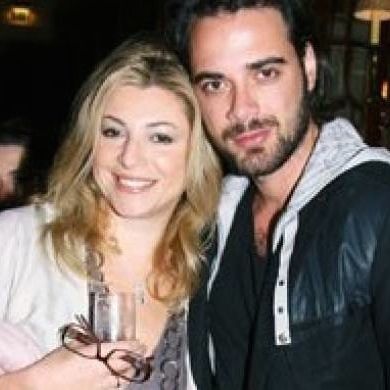 Ο σύζυγος της Πολίτη απαντά στο facebook για τις φήμες περί χωρισμού