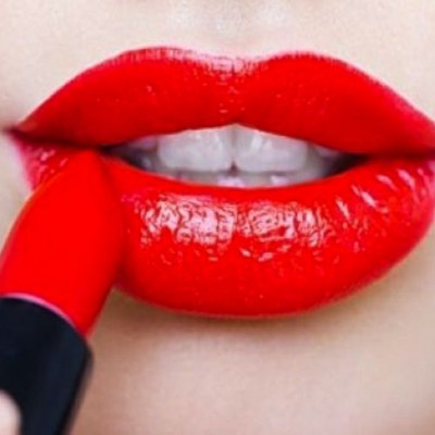 Έτσι θα κάνετε το κραγιόν σας να μείνει στα χείλη σας!