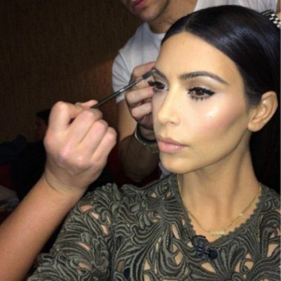 Μαθήματα από την ειδική! Η Kim Kardashian μας μαθαίνει πώς να βγάζουμε τις τέλειες selfies