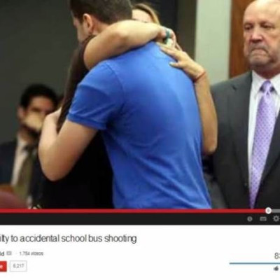 Μητέρα αγκαλιάζει το δολοφόνο της κόρης της! (βίντεο)