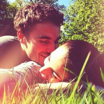 Βγάζετε selfies αγκαλιά με το σύντροφό σας; Oι φίλοι σας στο facebook θα σας μισήσουν!