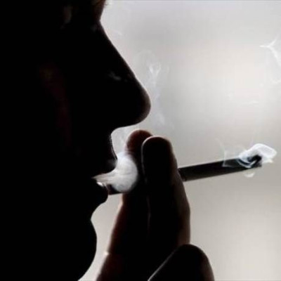 Έκαναν έξωση σε μανιώδη καπνιστή γιατί... μυρίζει η πολυκατοικία