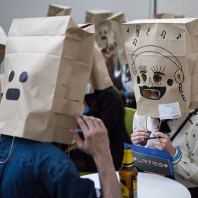 Ο έρωτας είναι όντως τυφλός; Οι Βρετανοί βάζουν σακούλες στο κεφάλι για να το αποδείξουν