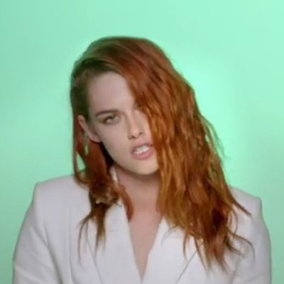 Δείτε τη Hathaway και τη Stewart να γίνονται άντρες στην καλύτερη ερμηνεία της ζωής τους