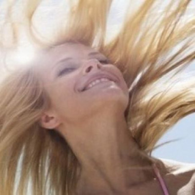 Αναζωογόνησε τα μαλλιά σου μετά την ηλιοθεραπεία με αυτήν τη θρεπτική μάσκα!