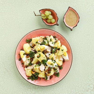 Κρύα πατατοσαλάτα µε καπνιστό ζαµπόν, σταφίδες και γλυκό dressing σταφυλιού!