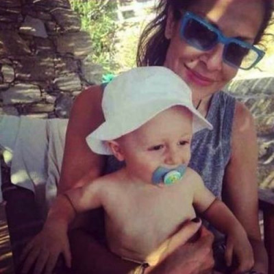 Η γιαγιά Άννα Βίσση με τον εγγονό της