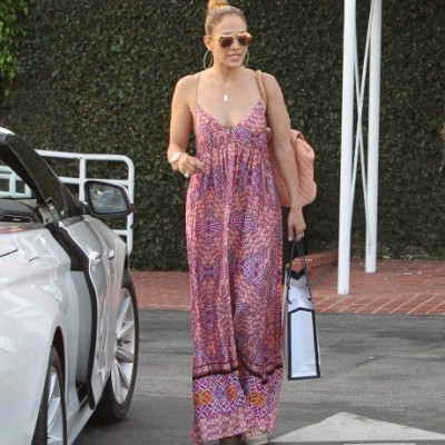 Βρήκαμε τι είναι και πόσο κοστίζει το φόρεμα της Jennifer Lopez