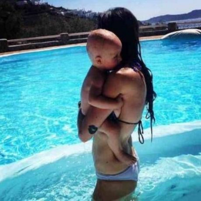 Οι βουτιές της Σοφίας Καρβέλα με τον γιο της!