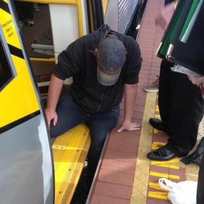 Απίστευτο: Κόλλησε το πόδι του στο... κενό μεταξύ συρμού και αποβάθρας (video)