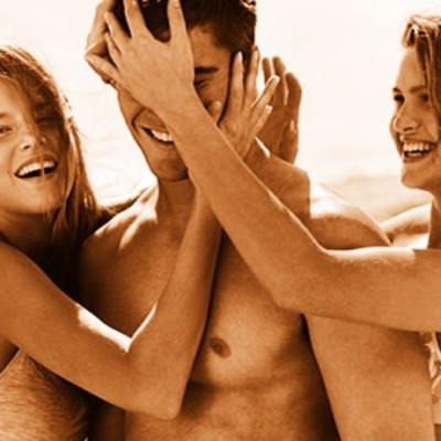 Νιώθω ότι η κολλητή μου την πέφτει στο αγόρι μου; Μήπως είμαι υπερβολική;