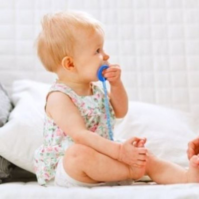 Αυτό το μωράκι αποχωρίζεται την πιπίλα του με τον πιο γλυκό τρόπο! (βίντεο)