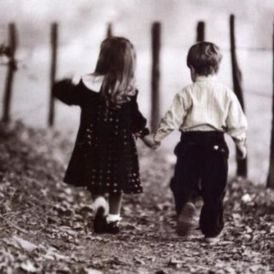 Είμαι ερωτευμένη μαζί του 3 χρόνια, φαίνεται ότι του αρέσω, αλλά δεν κάνει κάποια κίνηση