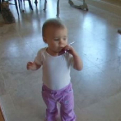 Πόσο χαριτωμένο! Δείτε το μωρό που προσποιείται ότι μιλάει στο κινητό (βίντεο)