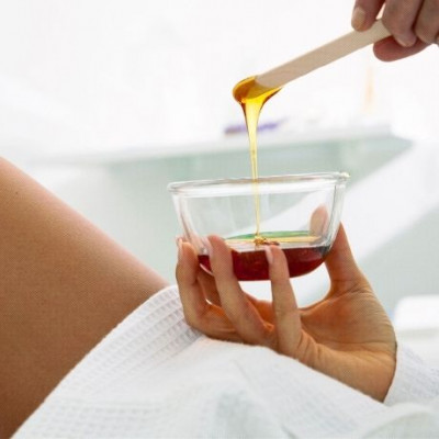 Έφτασε η στιγμή; Τι να κάνεις για να μην πονάς όταν κάνεις αποτρίχωση με κερί στο σπίτι