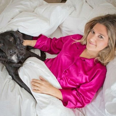 Δείτε τη γυναίκα που κοιμάται με το σκύλο της και... στέλνει τον φίλο της στον καναπέ!