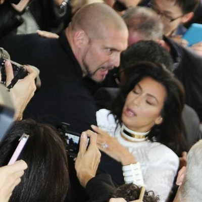 Kim Kardashian: Ο φαρσέρ των επωνύμων της τράβηξε τα μαλλιά και το έχουμε σε video!