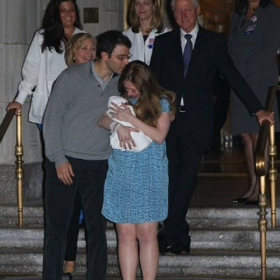 Chelsea Clinton: Καλέ πόσο έχει αλλάξει και πόσο της μοιάζει το μωρό! Δείτε μαμά και κόρη