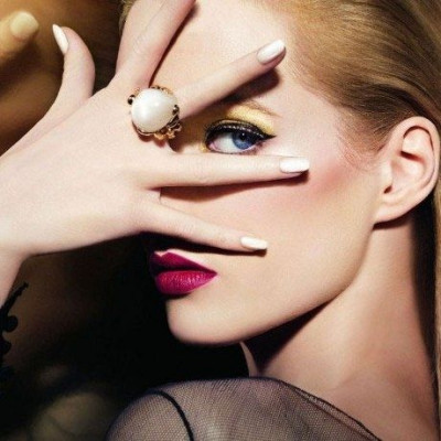 Εσύ κοιμάσαι & το μακιγιάζ σε «καταστρέφει»: Τι παθαίνει η επιδερμίδα όταν δεν ξεβάφεσαι