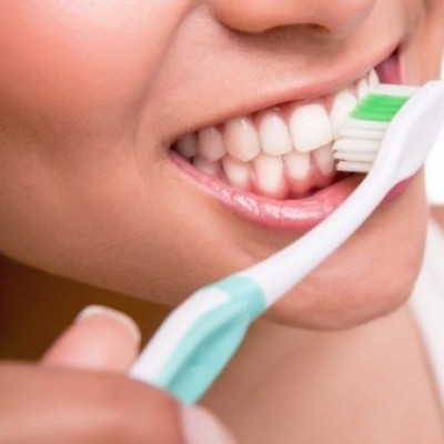 Γιατί πρέπει να πλένετε τα δόντια σας με αλάτι και μαγειρική σόδα