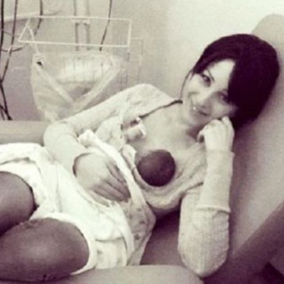 Απαράδεκτο: Φωτογραφία με μητέρα να θηλάζει το παιδί της «κατέβηκε» από το Facebook