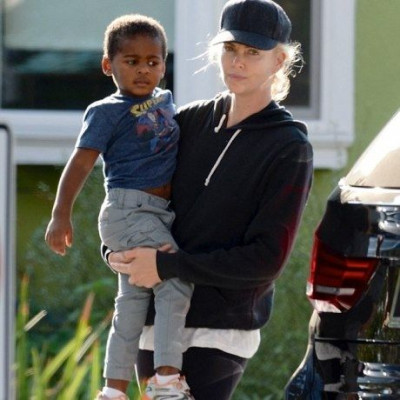 Είναι η Charlize Theron κακή μάνα; Ένα απίστευτο περιστατικό που μας προβλημάτισε