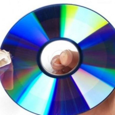 Δε θα πιστεύετε πώς εξαφανίζονται οι γρατζουνιές από τα CD όταν αυτά δεν «παίζουν»!