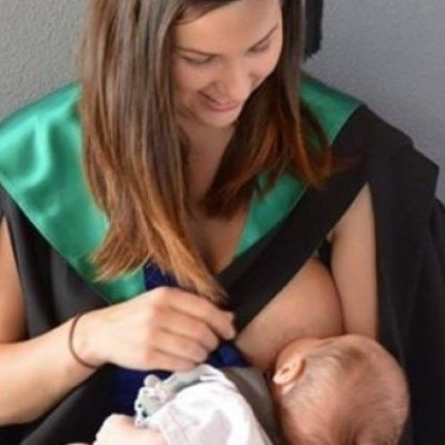 Θήλαζε το μωρό της στην αποφοίτηση: Η φωτογραφία που σάρωσε το facebook