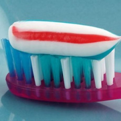 Λερώθηκα με οδοντόκρεμα! Πώς φεύγει ο λεκές;