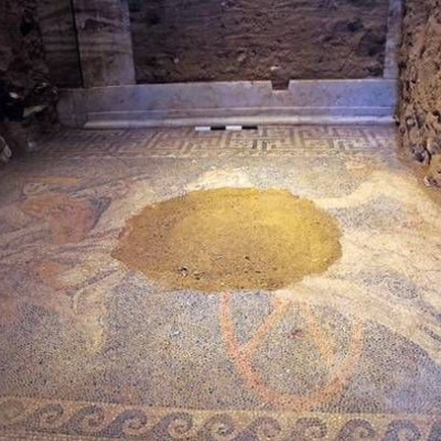 Αμφίπολη – Επιστύλια με γυναικεία και ανδρική μορφή