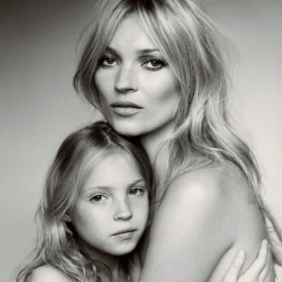 Η κόρη της Kate Moss είναι ολόιδια η μαμά της, στο ντεμπούτο της στο κόκκινο χαλί (+φωτός)