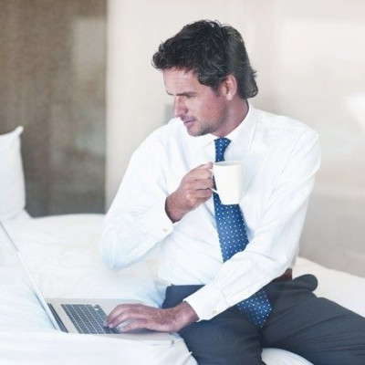 «Τον έπιασα να φλερτάρει με άλλες στο Facebook και σκέφτομαι να χωρίσω»