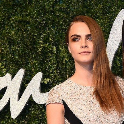 Ποιο μυστικό κρύβεται πίσω από το εκπληκτικό χτένισμα της Cara;