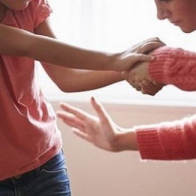 Οι «Ελληνίδες μανούλες» στη Γερμανία, συνωμοτούν για το πώς θα χτυπούν τα παιδιά τους