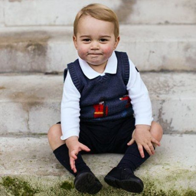 Έκτακτο!Ο πρίγκιπας George ποζάρει άνετος στο παλάτι & είναι το ωραιότερο μωρό του κόσμου!