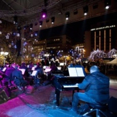 Η Big Band του Δήμου Αθηναίων με τη Θωμαή Απέργη στην Πλατεία Συντάγματος