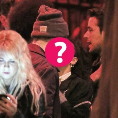 Μα τι έρωτας πια! Διάσημο ζευγάρι δε σταματάει να προκαλεί με τα δημόσια φιλιά του