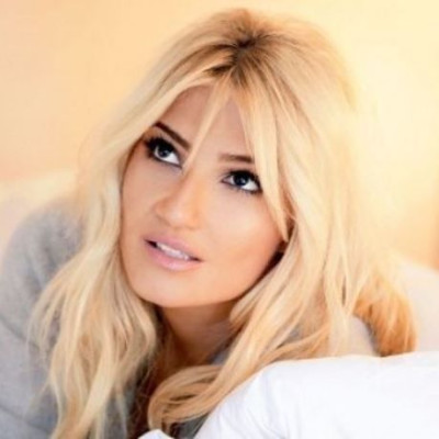 Φαίη Σκορδά: Δείτε τι φοράει λίγο πριν βγει έξω την Πρωτοχρονιά! (εικόνα)