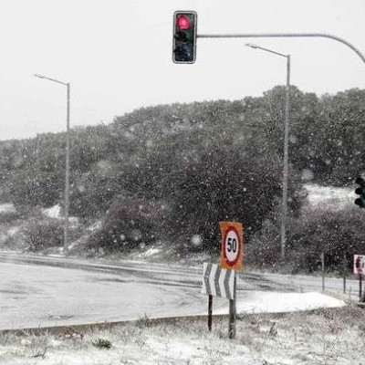 Καιρός: Έντονη χιονόπτωση στα βόρεια προάστια της Αττικής