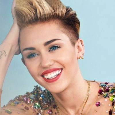 Πιο ξανθιά από ποτέ, αποκαλύπτει γιατί κρατά τα μαλλιά της κοντά!