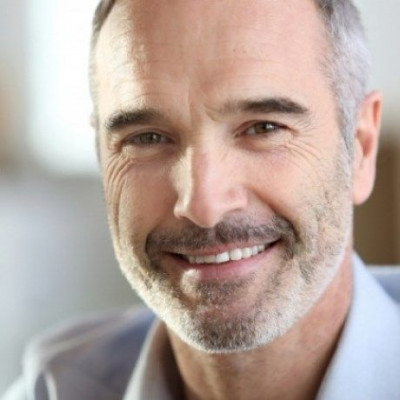 Γκρίζα μαλλιά; Αυτές οι βιταμίνες και τα μέταλλα θα σας σώσουν