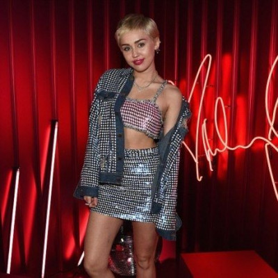 Δεν το περιμέναμε:  Το μεγάλο πρόβλημα της Miley Cyrus με το επίθετο του αγοριού της!