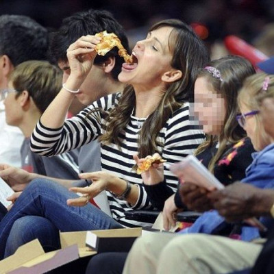 Ποιος νοιάζεται για το κορμί; Η διάσημη ηθοποιός το ρίχνει στην πίτσα και το χαίρεται!