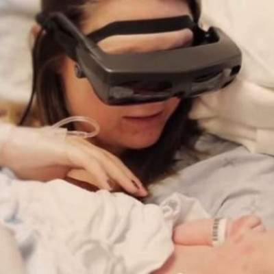 Τυφλή μητέρα βλέπει για πρώτη φορά τον νεογέννητο γιο της, με τη βοήθεια της τεχνολογίας