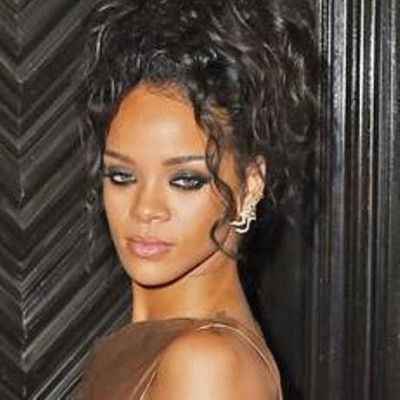 Rihanna… υποκλινόμαστε! Η σταρ έχει βάλει τα δυο πόδια του DiCaprio σε ένα... παπούτσι!