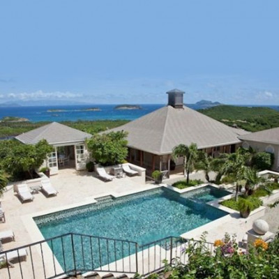 Εσείς εδώ και αυτοί... εκεί: Ποιο αγαπημένο διάσημο ζευγάρι διακοπάρει σε αυτή τη βίλα;