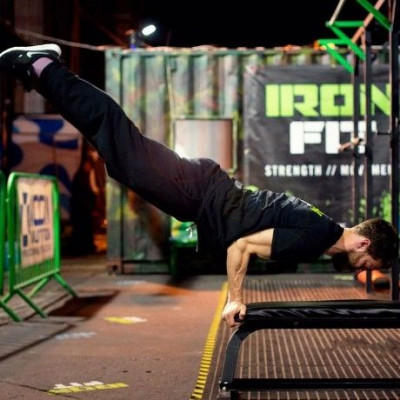 Ποιος σέξι ηθοποιός διατηρεί τους κοιλιακούς του με αυτή την... αεροπλανική άσκηση;