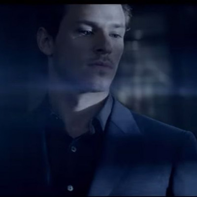 Ένα λεπτό με τον πιο sexy άντρα του οίκου Chanel. Μη χάσετε αυτό το video!