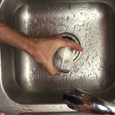 Αυτό είναι το κόλπο για να ξεφλουδίσετε στο πι και φι ένα βρασμένο αυγό! (βίντεο)